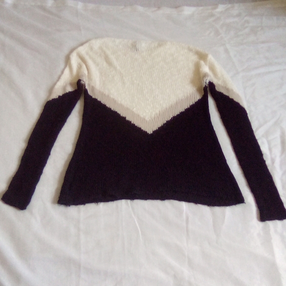 White, Brown and Black sweater - Picture 5 of 6